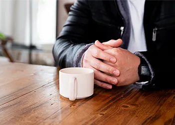 Eraya begeleiding aan tafel contact kop koffie